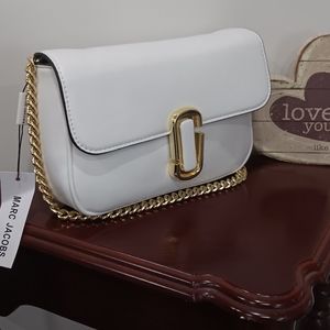 Cartera blanca y dorada de cuero. Marca Marc Jacobs